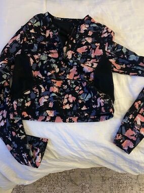 Sweaty Betty Black Multicolor Floral Zip-Front Crop Top